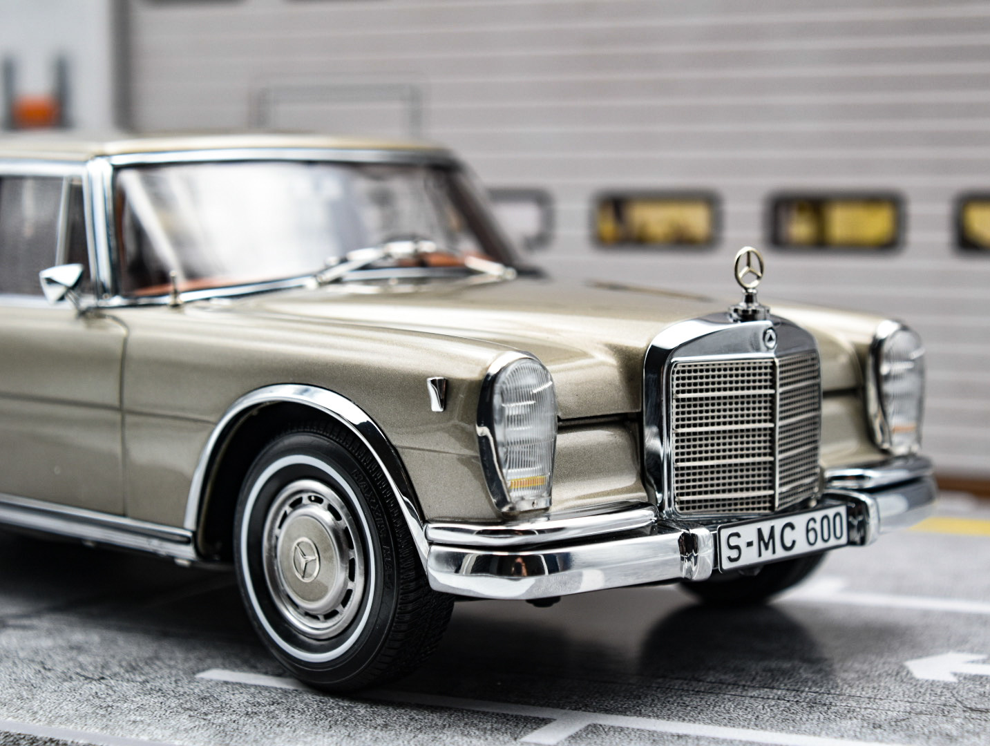 CMC M-204 Mercedes-Benz 600 6-door Pullman with Functional