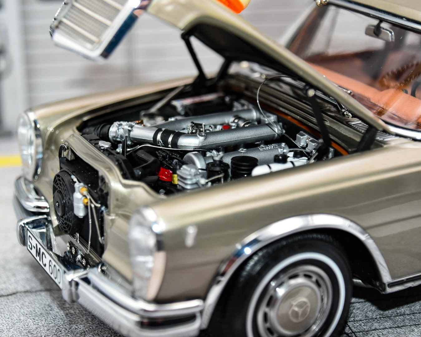 CMC M-204 Mercedes-Benz 600 6-door Pullman with Functional